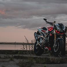 Aprilia Tuono 1000RR Factory