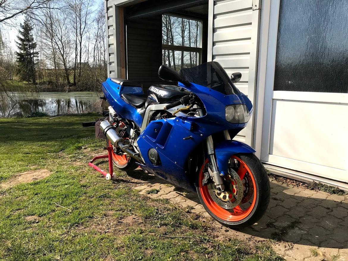 Suzuki GSX-R 400R gk76a - Her er MC'en som den står idag billede 1