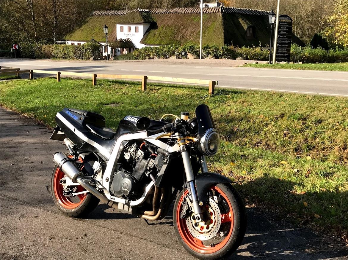 Suzuki GSX-R 400R gk76a - Her står MC'en uden kåbe efter et styrt. billede 10