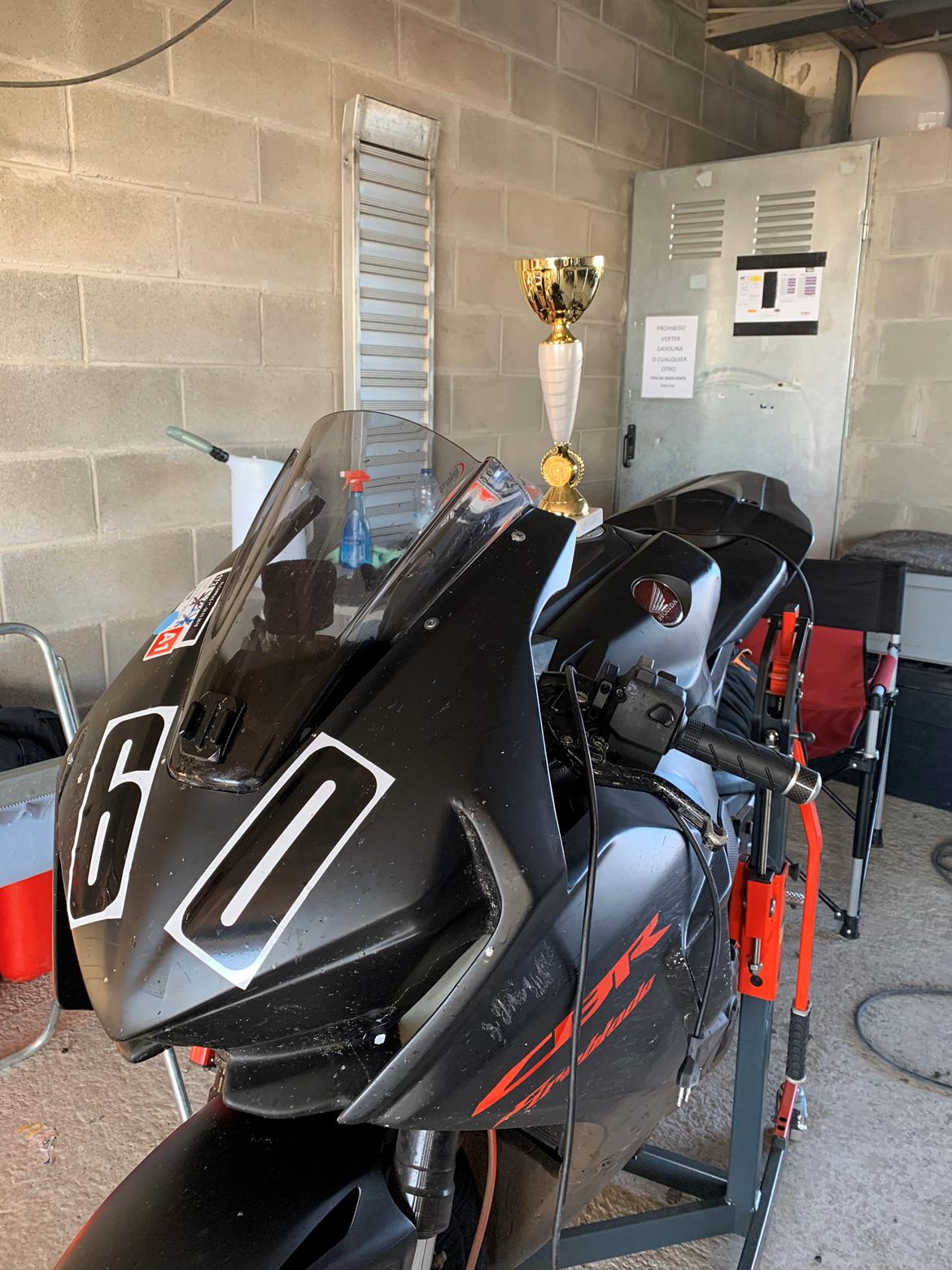 Honda CBR 1000 RR (Baneracer) SOLGT billede 3