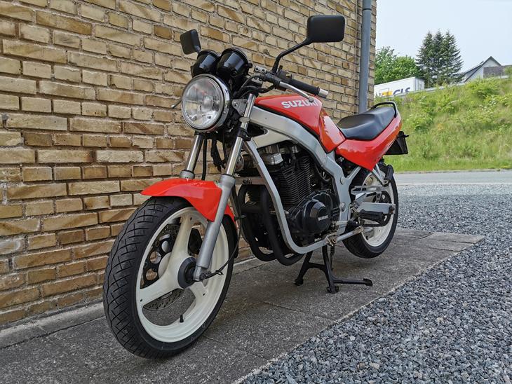 Suzuki GS 500e 1990 Købt igår. Går pænt i motoren...