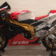 Aprilia RSV 1000R Factory