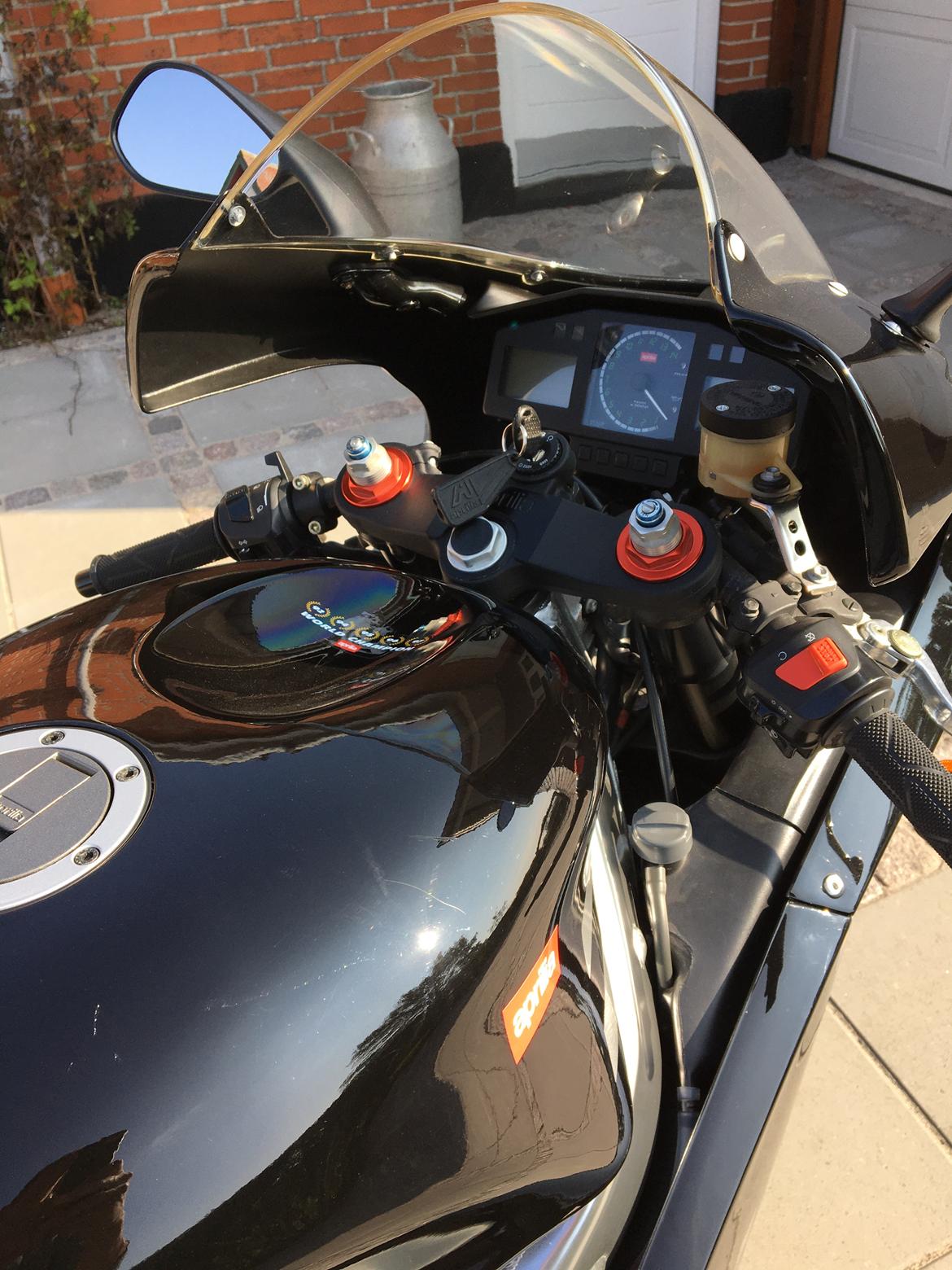 Aprilia RS 250 - Forgaflen er 41mm Showa. Fuld justerbar billede 7