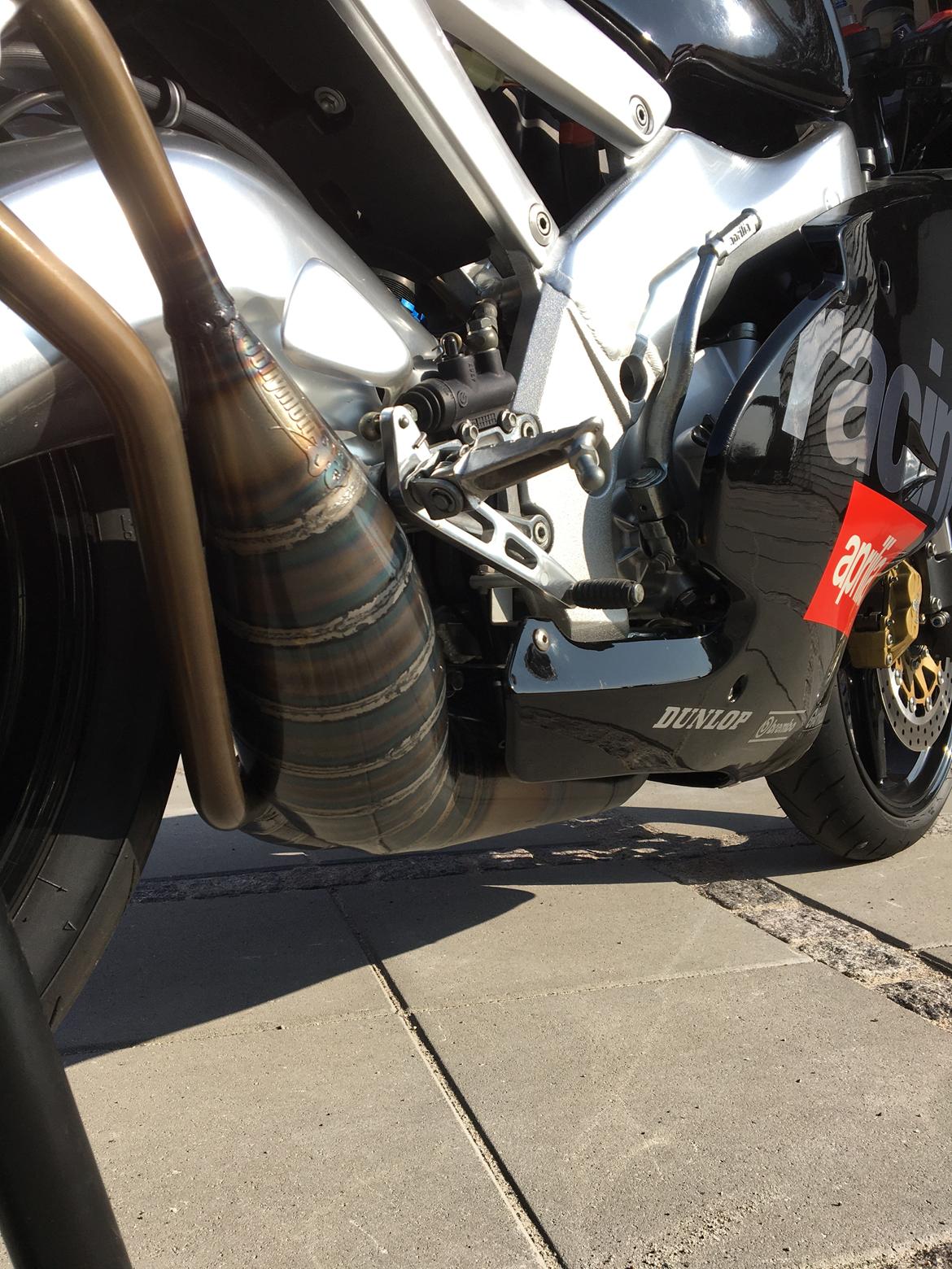 Aprilia RS 250 - Udstødningerne er i mine øjne ren kunst! Der er kun lige akkurat plads til dem billede 8