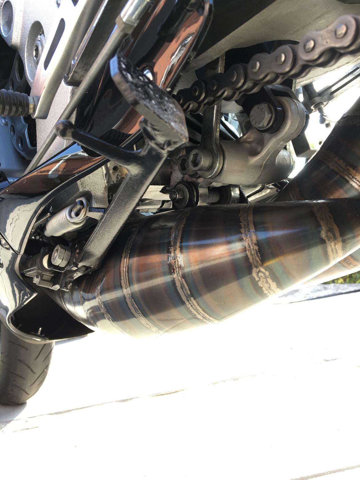 Aprilia RS 250 - Udstødningerne har fået et ekstra lag varmefast lak så de holder sig pæne i lang tid billede 9