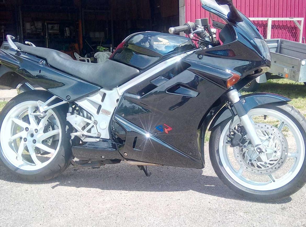 Honda VFR 750F RC36 billede 1