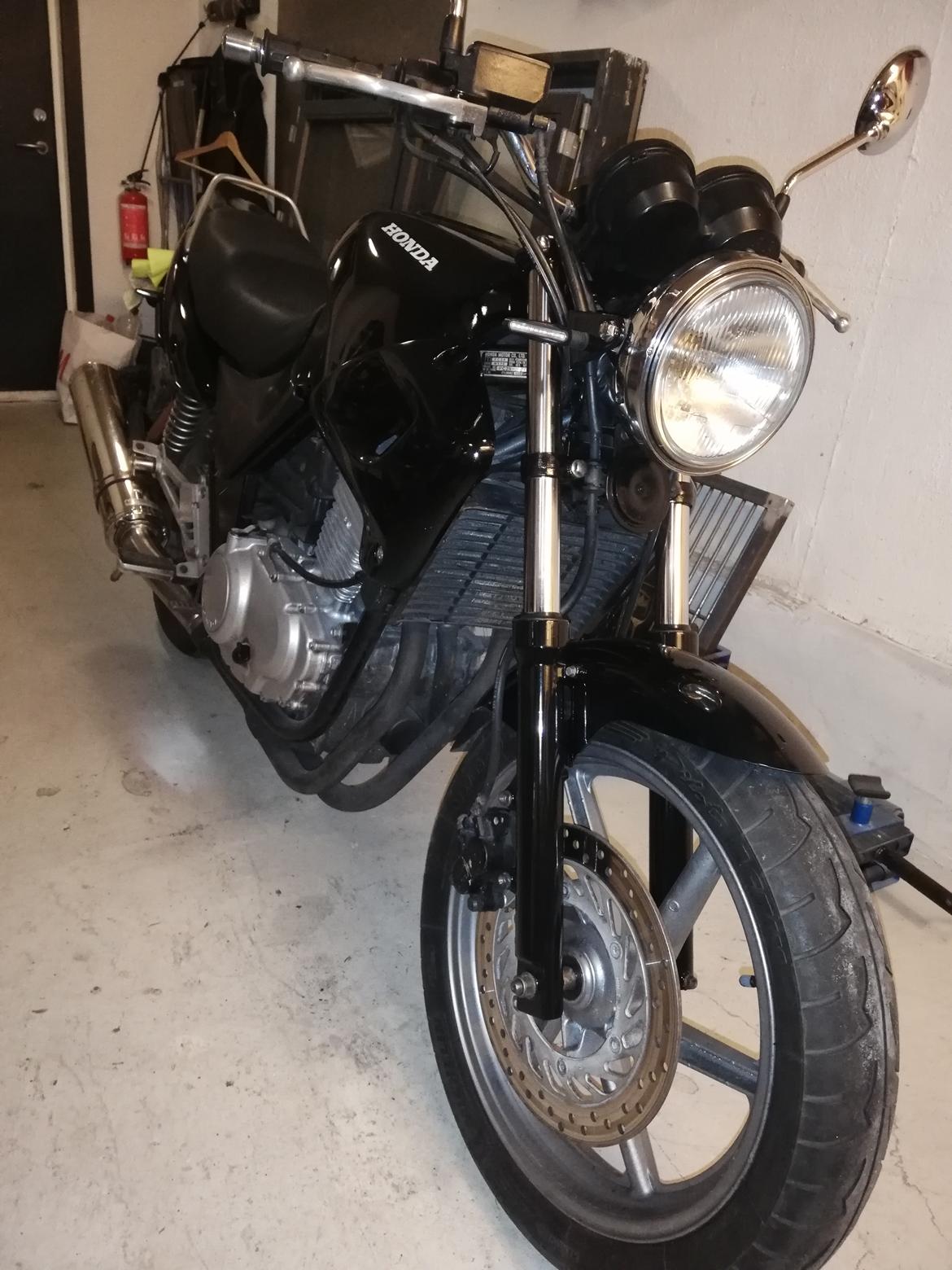 Honda CB 500 - ny malede gaffelben, malet med hammerite spray, super resultat billede 7