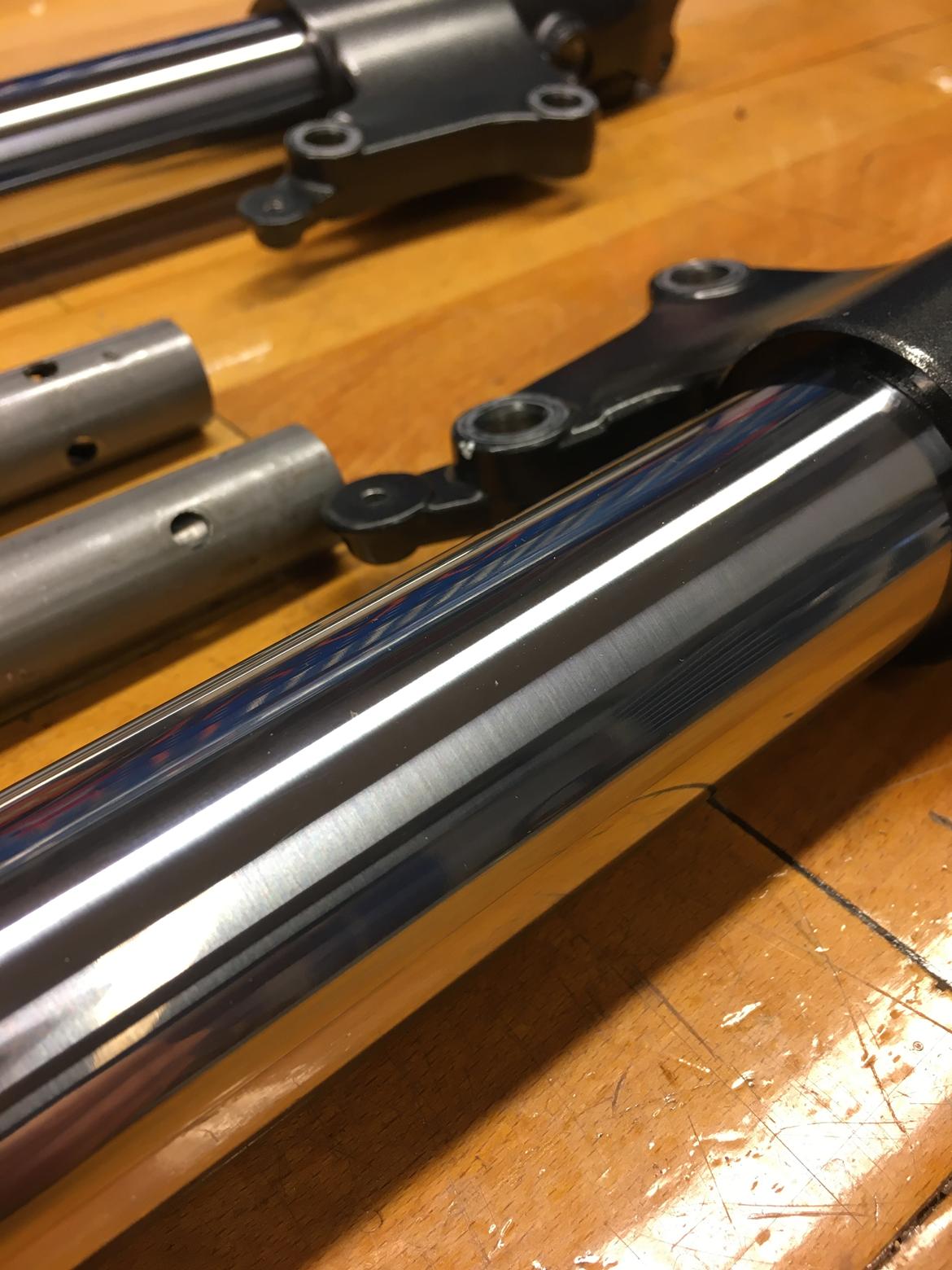 Aprilia RS 250 - Gaffelrør var ellers pæne men fin alligevel en polering i drejebænken billede 22