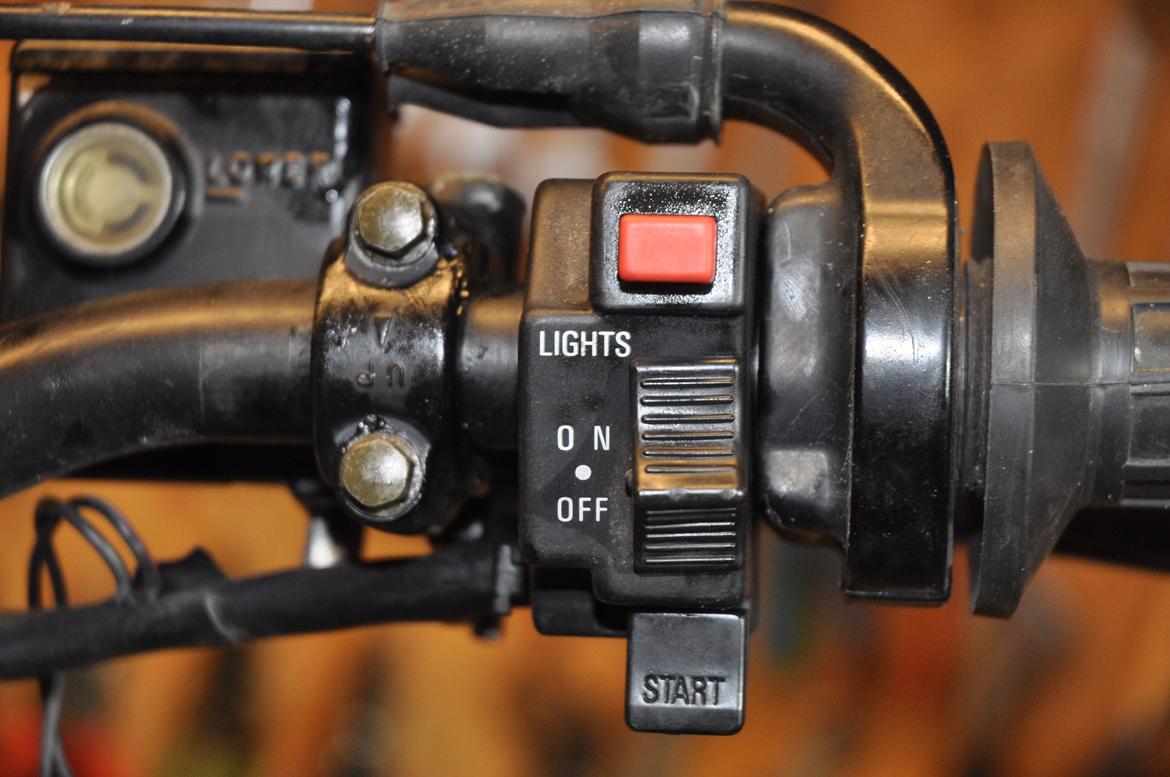 Suzuki DR650RE - mangler sådan en kontakt i højre side.. billede 9