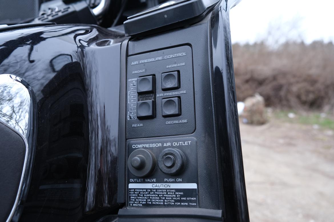 Honda GL1200A Goldwing Aspencade - Trykluftsmodulet til at justere støddæmperne billede 11