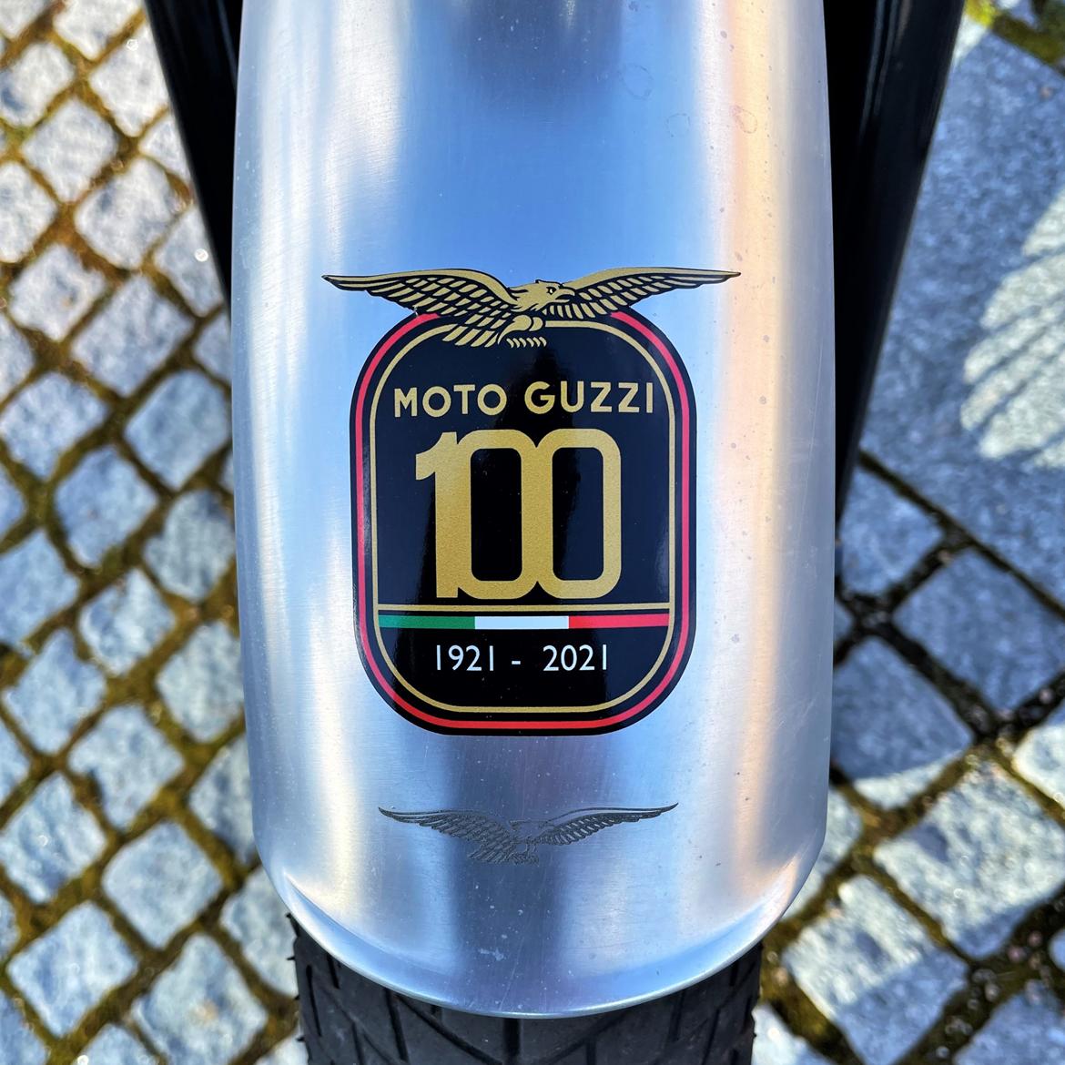 Moto Guzzi V7 II Stornello - Forskærm med logo og 100 års mærke. billede 21