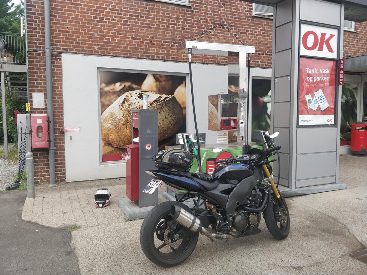 Kawasaki ZX10R - Ninja (SOLGT) - Et sted i det mørke jylland så jeg for første gang i mit liv en tank, hvor kun 1 person kan tanke af gangen :-) billede 2