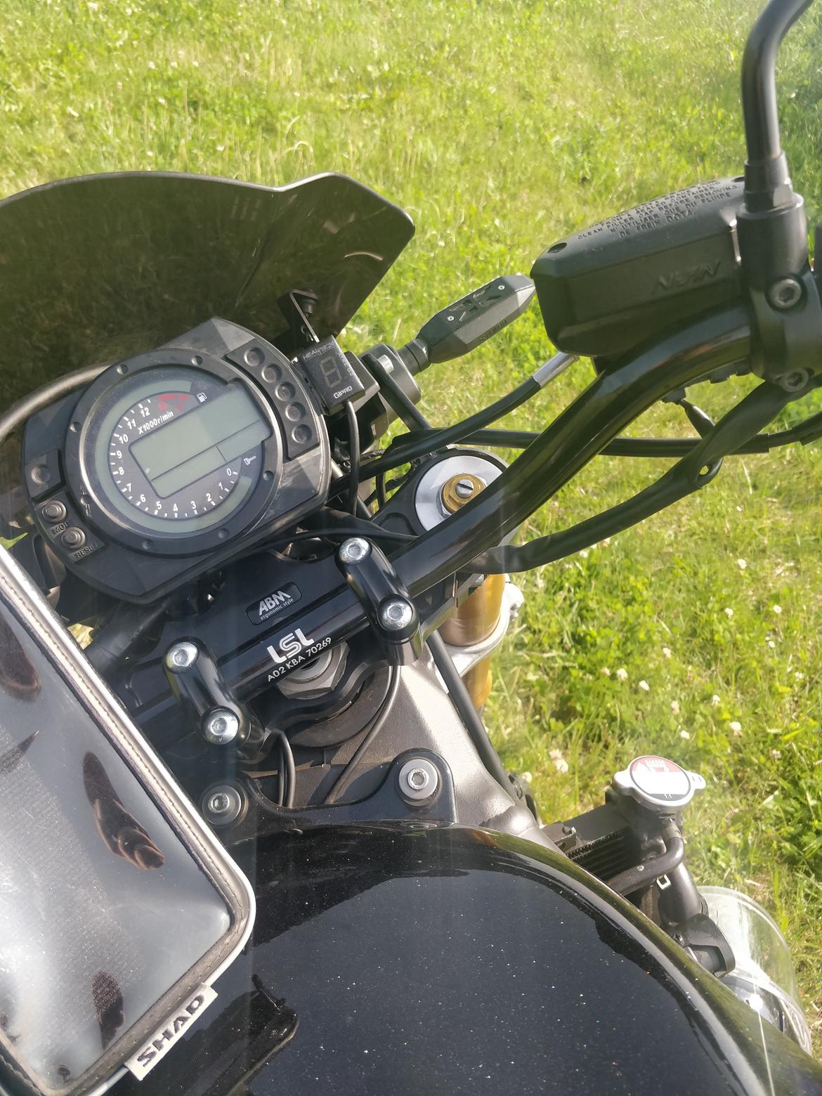 Kawasaki ZX10R - Ninja (SOLGT) - Her ses LSL superbike styret og ABM triple clamp. billede 11