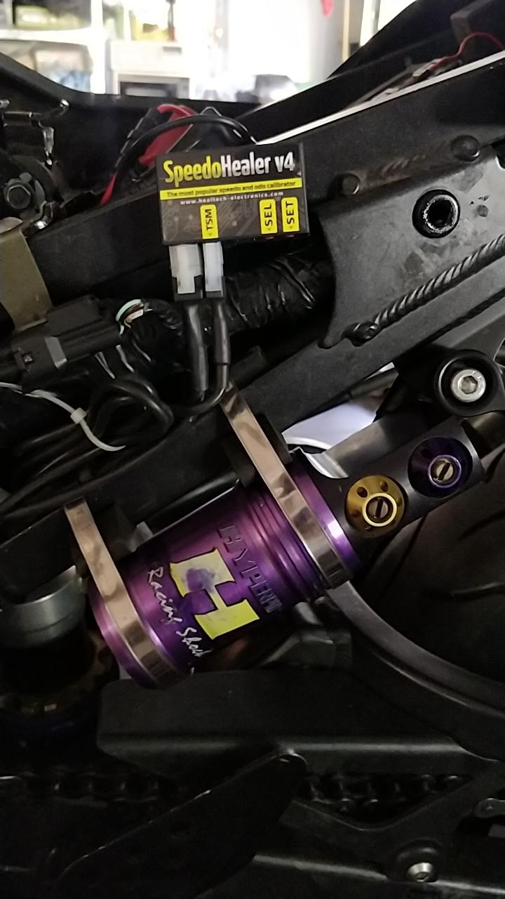 Kawasaki ZX10R - Ninja (SOLGT) - Her kan høj og lav kompressionen på dæmperen ændres, og man kan ses Speedohealeren. billede 15