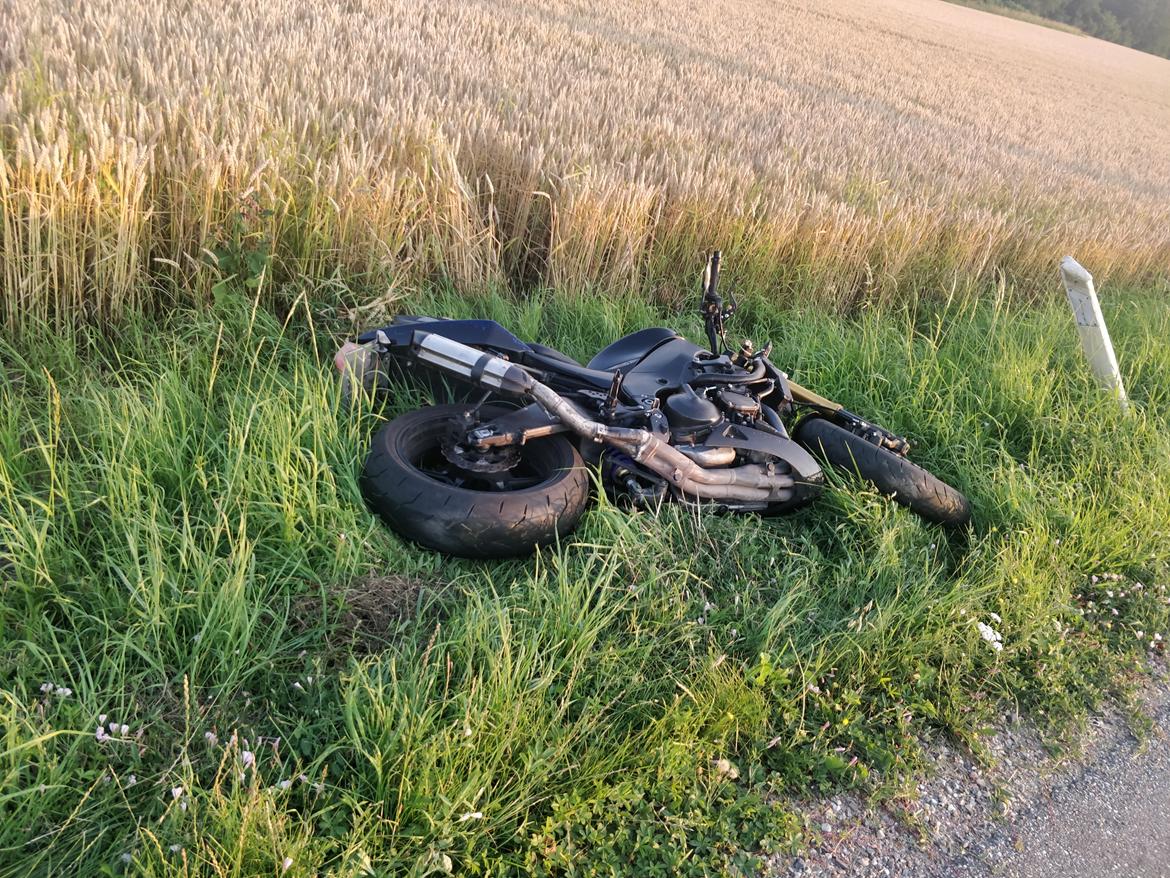 Kawasaki ZX10R - Ninja (SOLGT) - Ligger lige og får sig en velfortjent pause. (Fik taget en kurve helt forkert, der skete heldigvis ikke noget, og cyklen tippede bare da jeg allerede var ude i græsset) billede 16