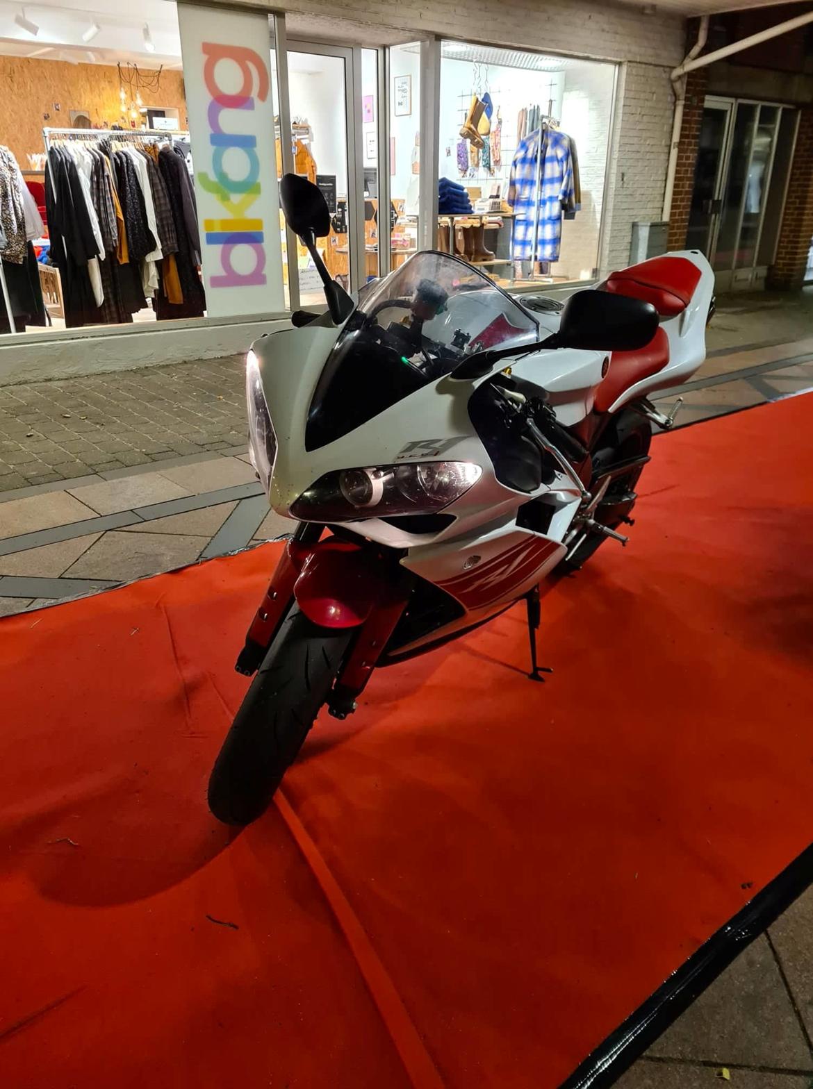 Yamaha YZF R1 RN19 billede 2