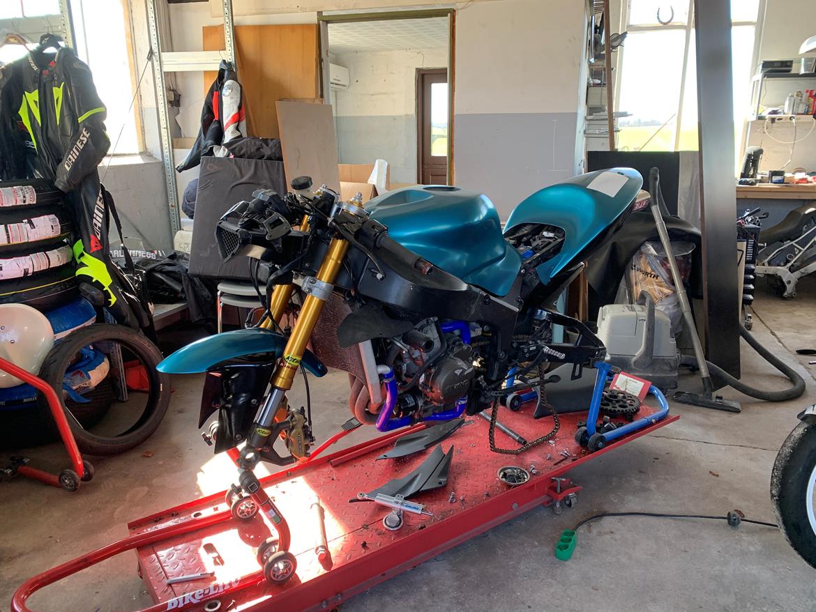 Kawasaki ZX6R 636 C. Banecykel regn. SOLGT  - Projekt i gang. Her med NY tankskal. billede 6