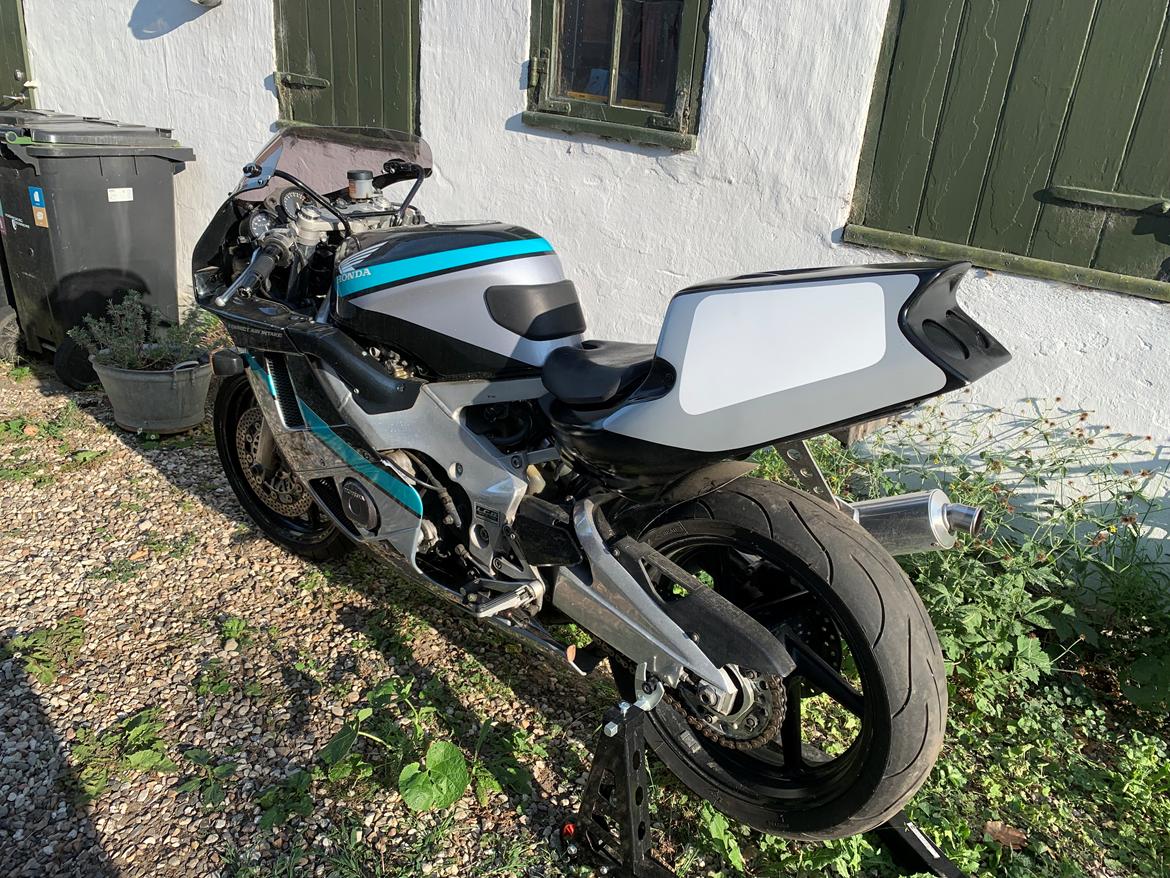 Honda CBR400RR NC29 - Solosædeskal og lygter og blink fjernet. billede 12