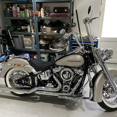 Harley Davidson Softail Deluxe “Cholo” style