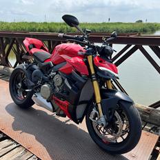 Ducati Streetfighter V4S