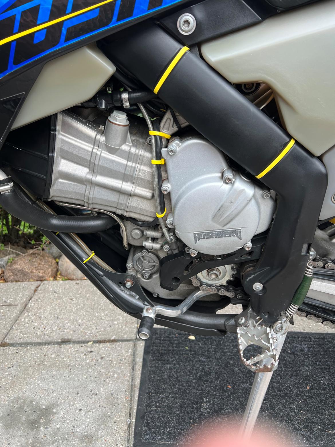 Husaberg FS 570 Motard - jeg har givet den de gule strips. MEN- 70 graders nedlagt cylinder🤤. billede 5