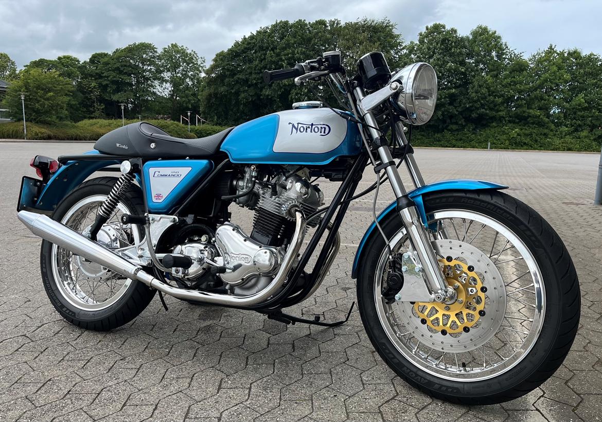 Norton Commando 850 - Så har Commando’en fået en overhaling - Fra matsort til blå. billede 1