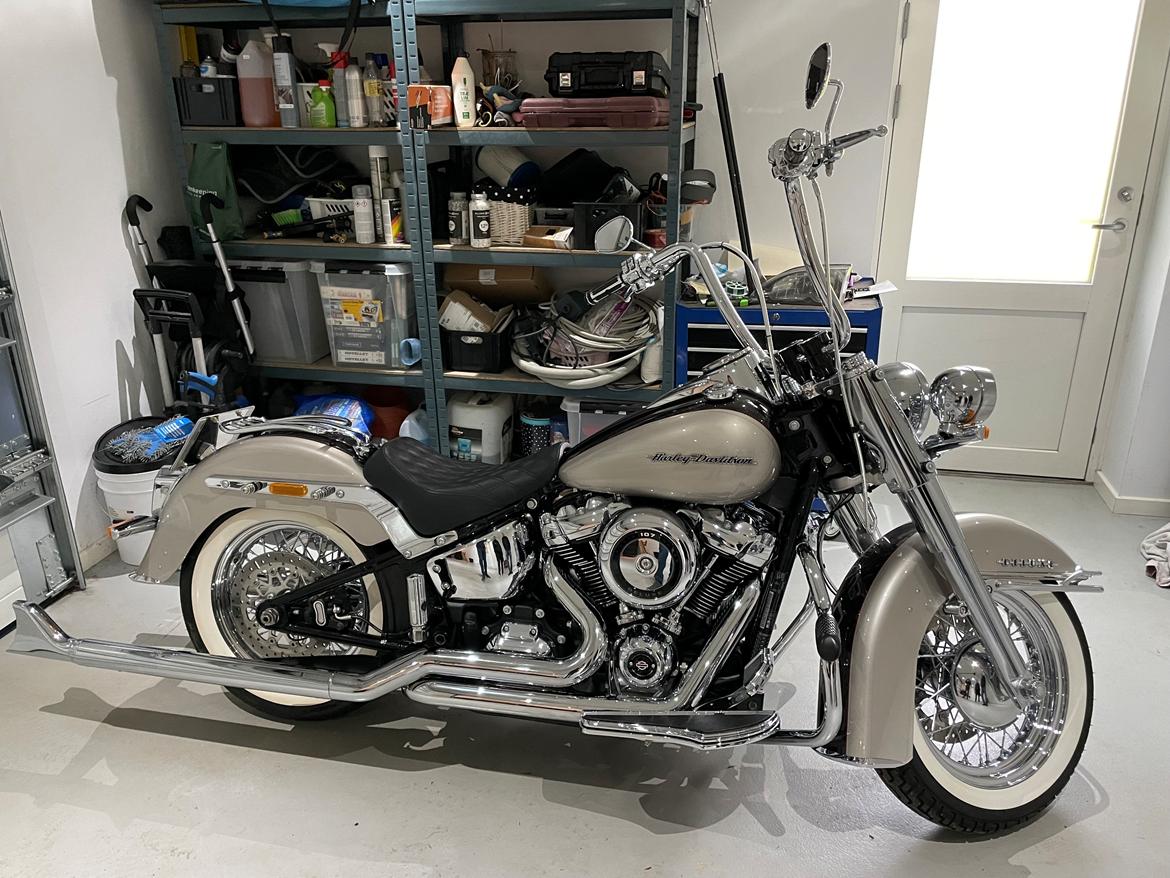 Harley Davidson Softail Deluxe “Cholo” style billede 1