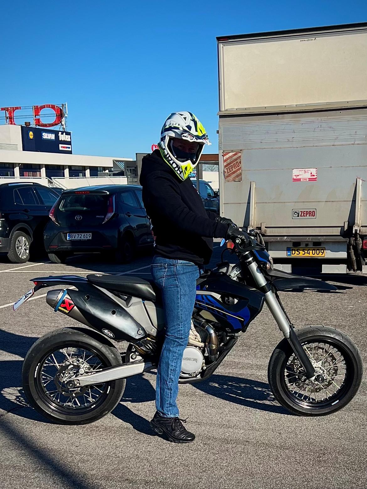 Husaberg FS 570 Motard - jow da . gammel mand - det rager mig en HØSTBLOMST!!. Den er stadig for fed !!. billede 9