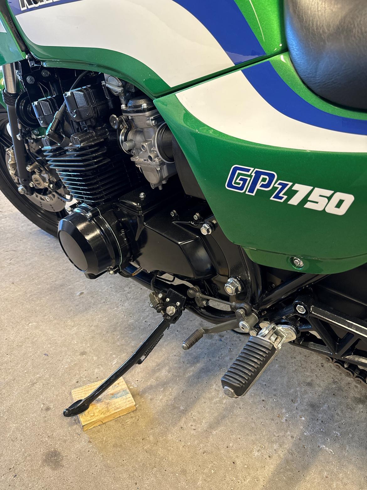 Kawasaki GPz 750 uni-trak billede 4