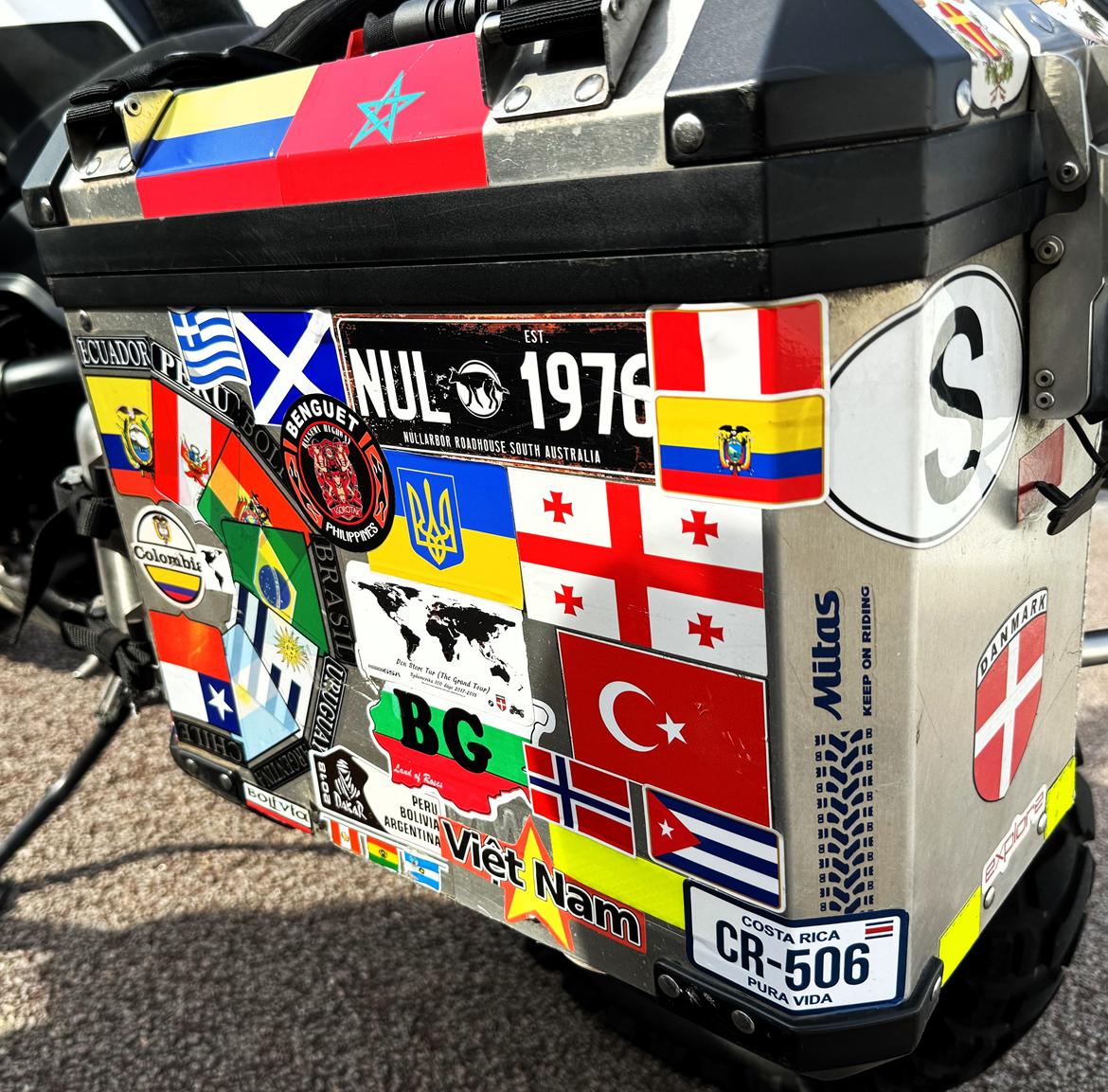 BMW R1200 GS Adventure - Alukasser 2024 med diverse klistermærker fra steder jeg har kørt MC. billede 50