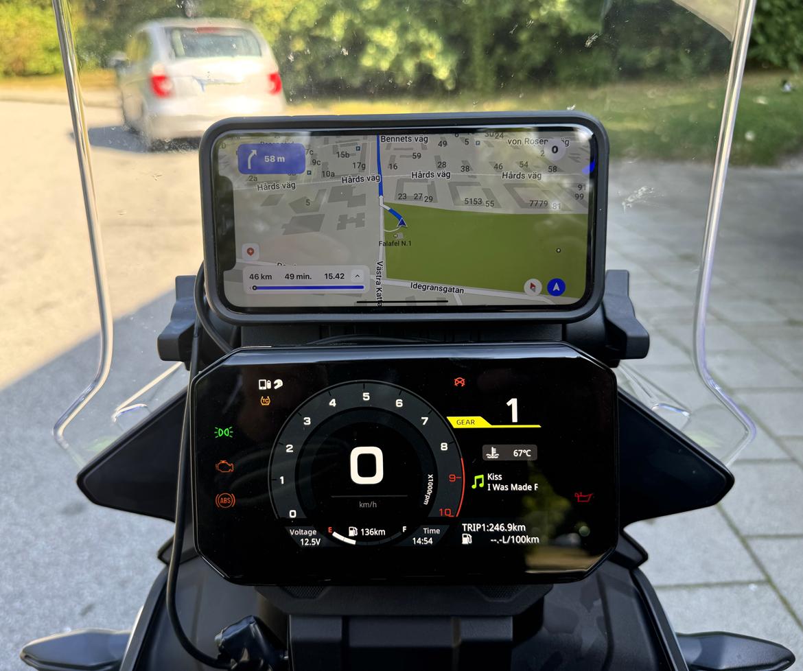 CF Moto 450MT -  . . . . . . . . . . . . . . . . I øverste venstre hjørne kan jeg se at telefon og hjelm er forbundet. Information om musik og telerfonopkald vises i dislayet.  Ovenover sidder min navigator.  billede 36