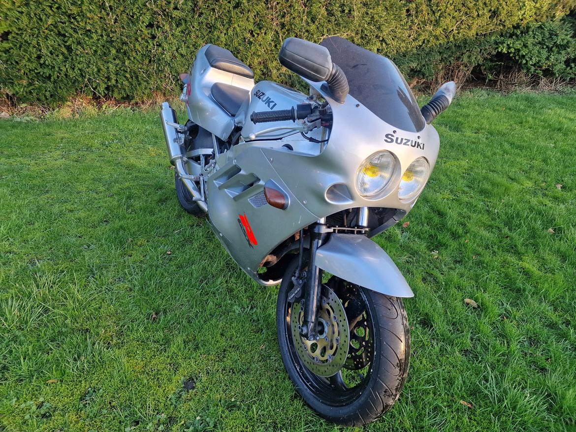 Suzuki GSXR400R billede 1