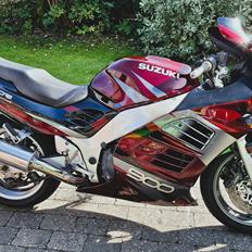Suzuki RF900R