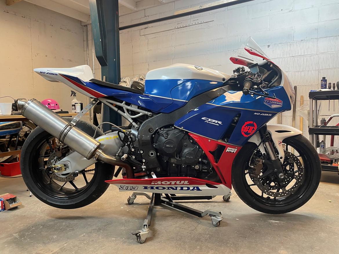 Honda CBR1000RR SC59 Banemotorcykel - Det færdige resultat billede 1