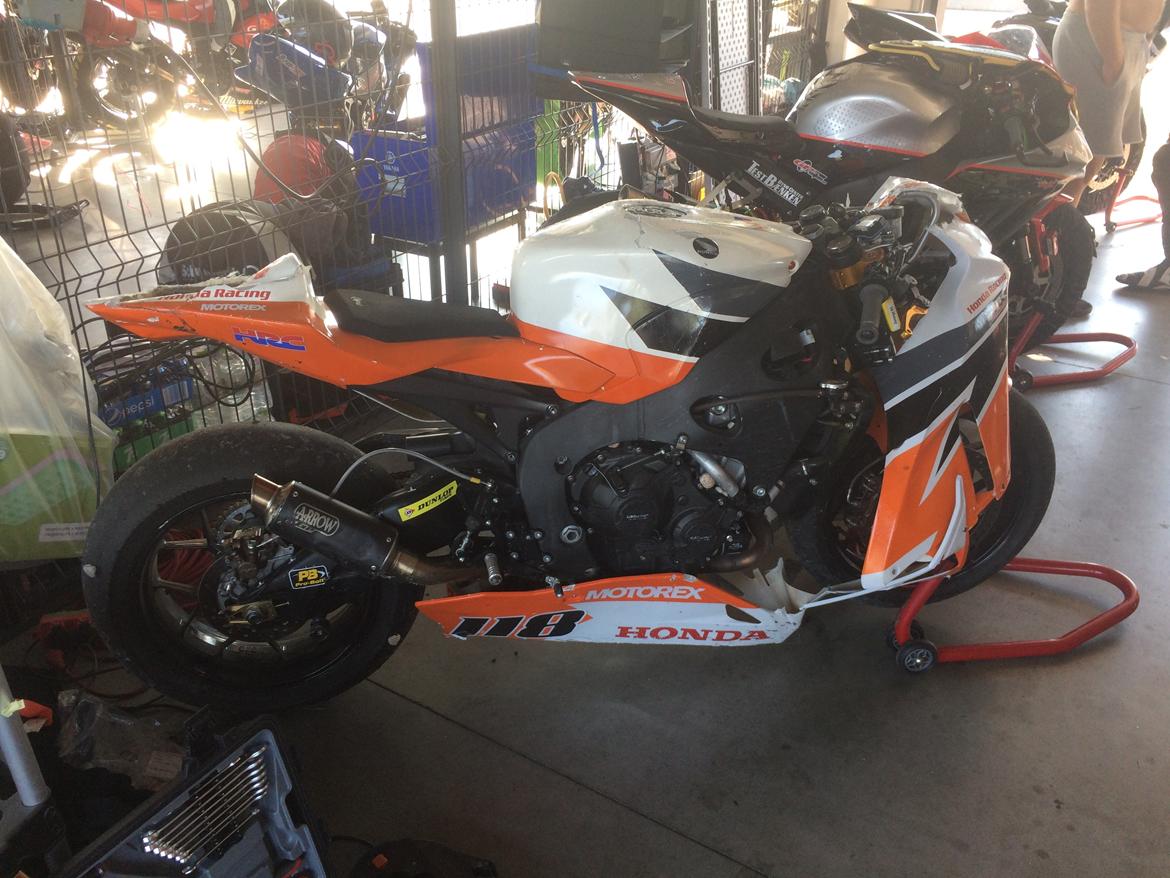 Honda CBR1000RR SC59 Banemotorcykel - Styrtet på Slovakia Ring i 2018. Temmeligt medtaget. billede 10