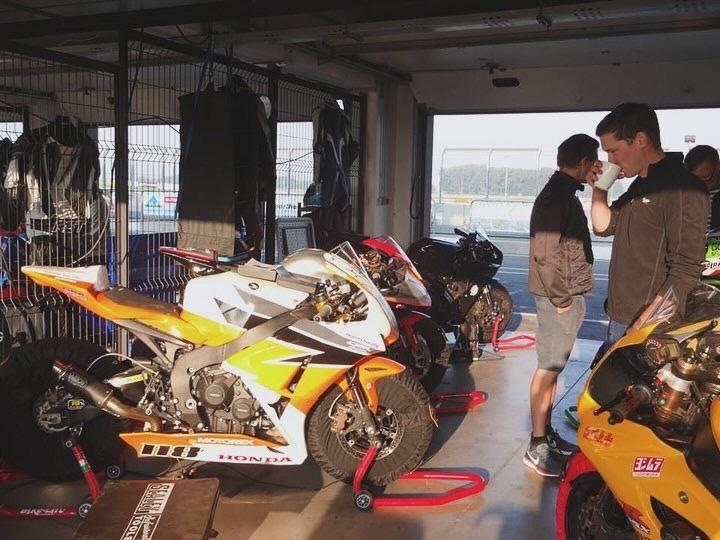 Honda CBR1000RR SC59 Banemotorcykel - Det var ikke min MC på det tidpunkt. Men jeg havde stået for designet. Den så sgu flot ud den gang også. billede 11