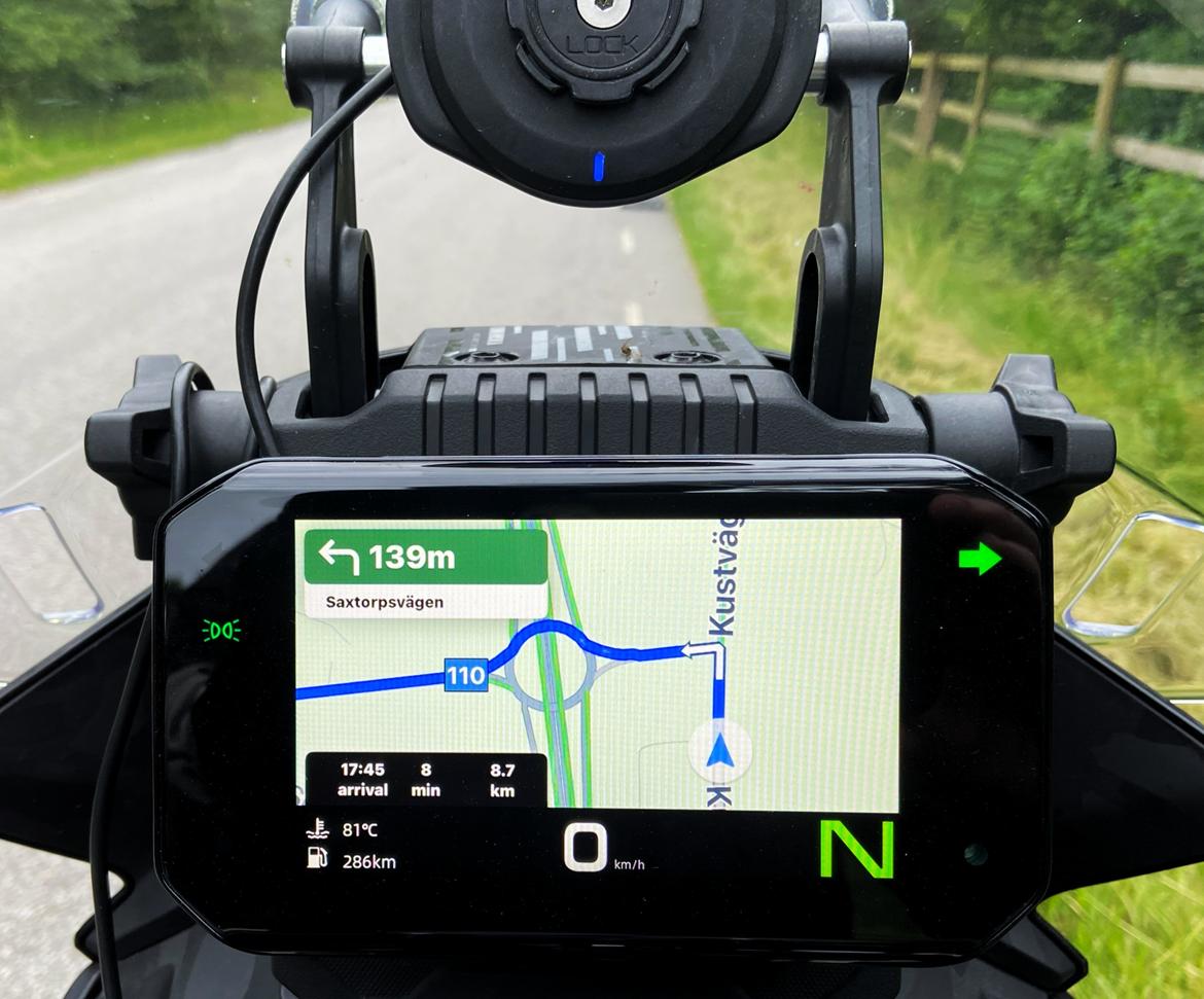 CF Moto 450MT -  . . . . . . . . . . . . . . . . . . . . . . . . . . . . .   MotoPlay. T-boxen med Wifi giver mulighed for at sende Google Maps navigation til skærmen. billede 50
