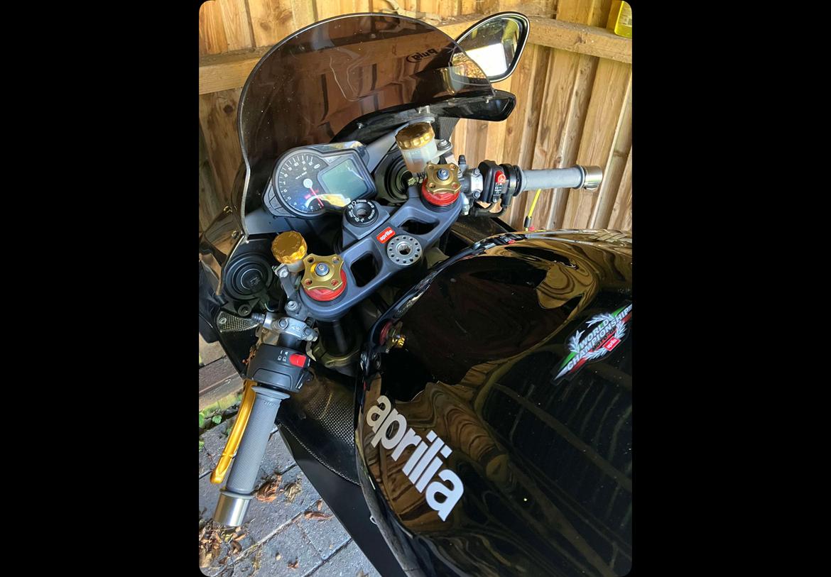 Aprilia RSV 1000R Factory - Nye Renthal håndtag i medium, de gamle var nok 21 år gamle og hårde og revnede og reparerede med tape ? 😄 billede 12