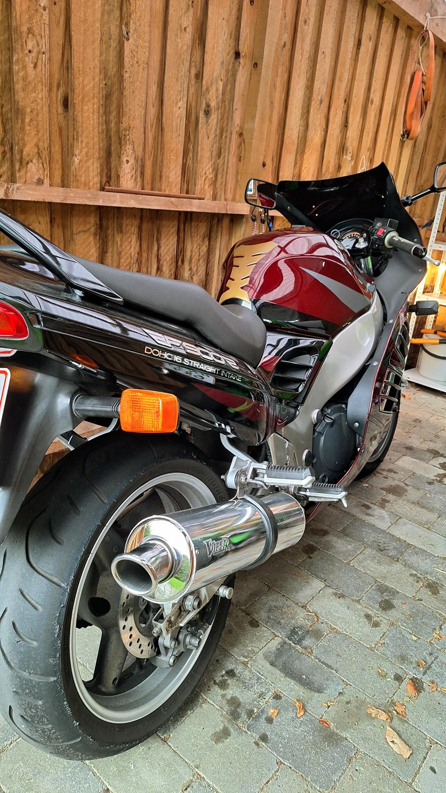 Suzuki RF900R billede 3