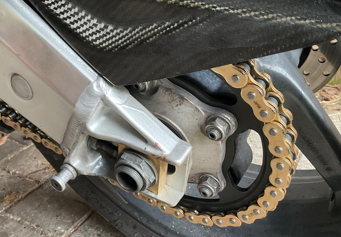 Aprilia RSV 1000R Factory - 14/10=25: Nyt kædekit på garantien og ingen bøvl der, satme tilfreds med den handel..nu må Kjer også se at få vasket den ! billede 14