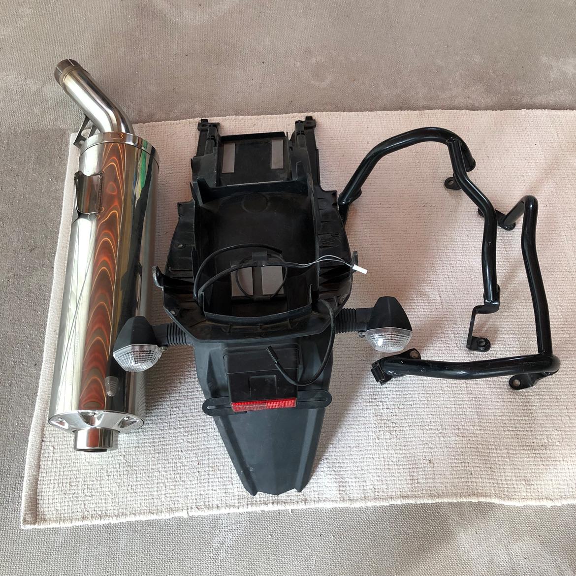 Suzuki GSF 650 A Bandit ABS - Her ses nogle af de originale reservedele som fulgte med ved købet billede 17