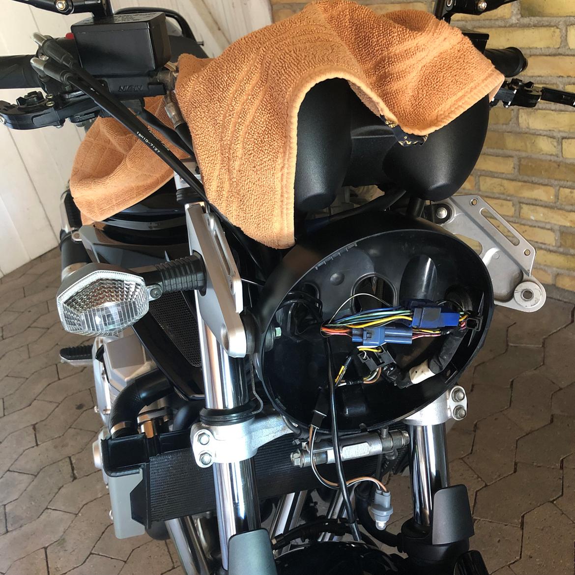 Suzuki GSF 650 A Bandit ABS - Fra udskiftningen af mini blink tilbage til de originale blinklys billede 14