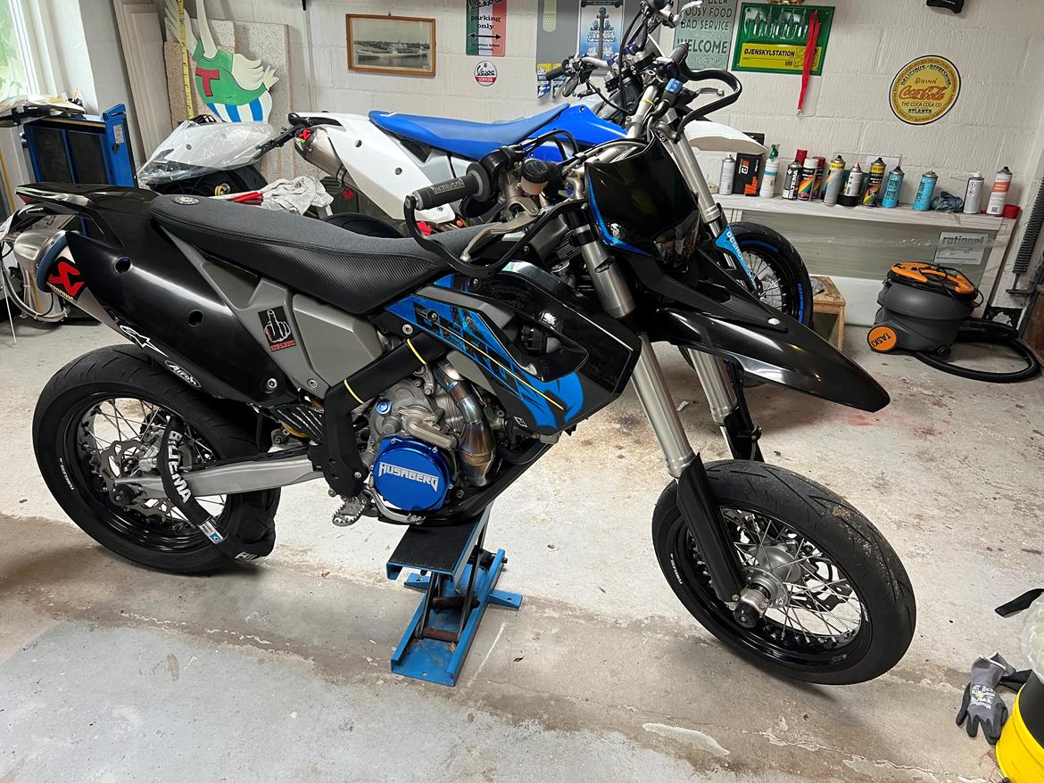 Husaberg FS 570 Motard - jo, der er 2 . den bagved er min brors som vi lige har hentet i Sverige. billede 15