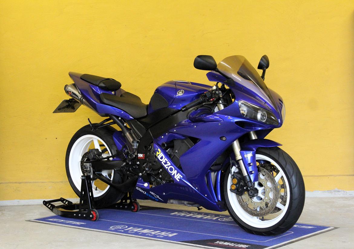 Yamaha R1 billede 1