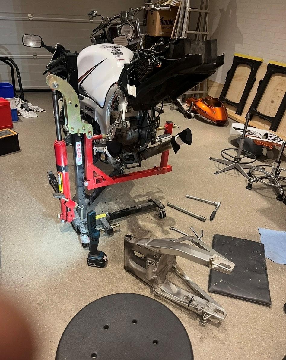Suzuki Hayabusa  - Bagsvinger afmonteret for skift af lejer billede 10