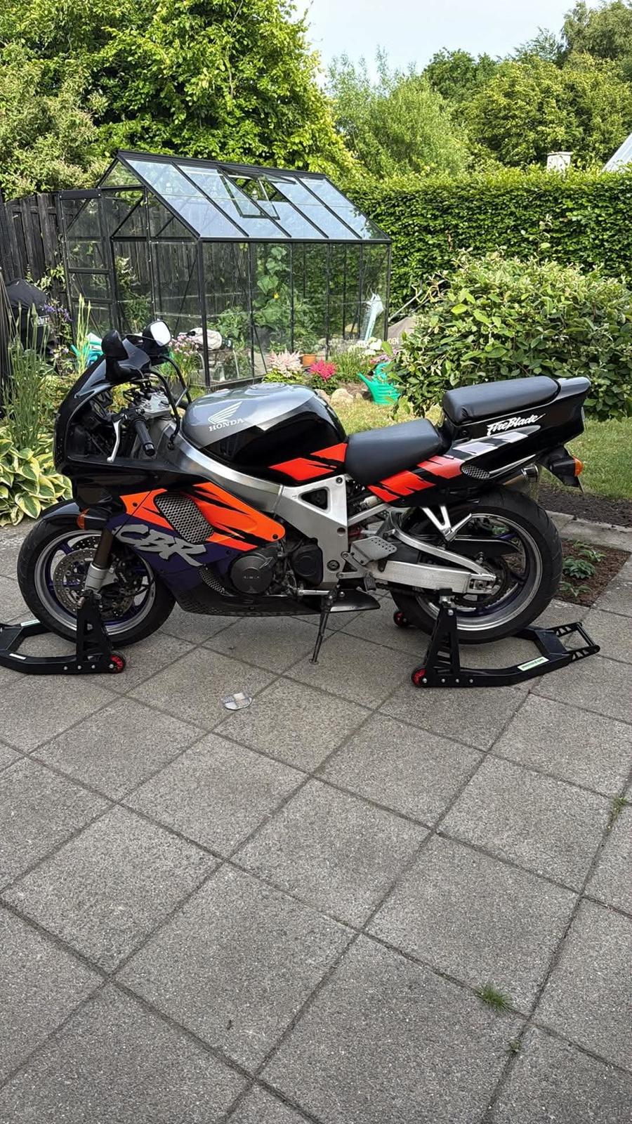 Honda CBR 900 RR FireBlade SC-28 billede 1