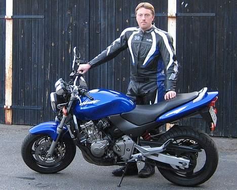 Honda CB 600 F Hornet (solgt) - Nyvasket cykel, vejret er dejligt og lædertøjet er kommet på. Vi er næsten klar til afgang... billede 12