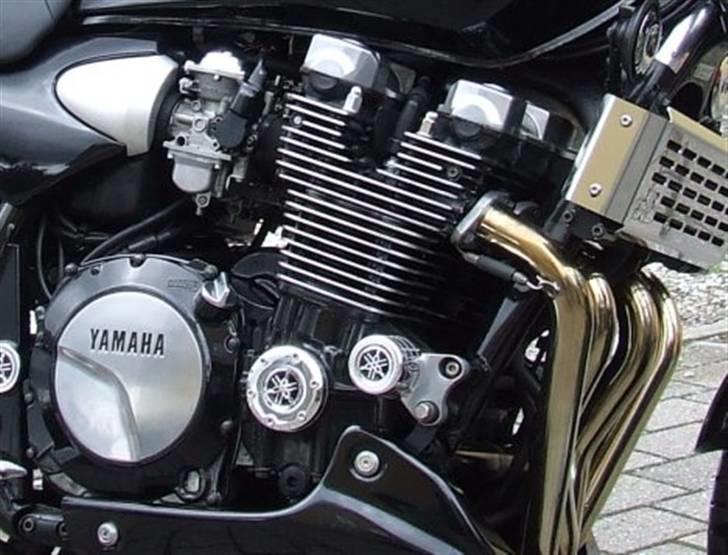 Yamaha XJR 1300 (solgt) - Kraftværket, som det hele egentlig drejer sig om. Bredt træk, and just keeps on goin´ and goin´... billede 3