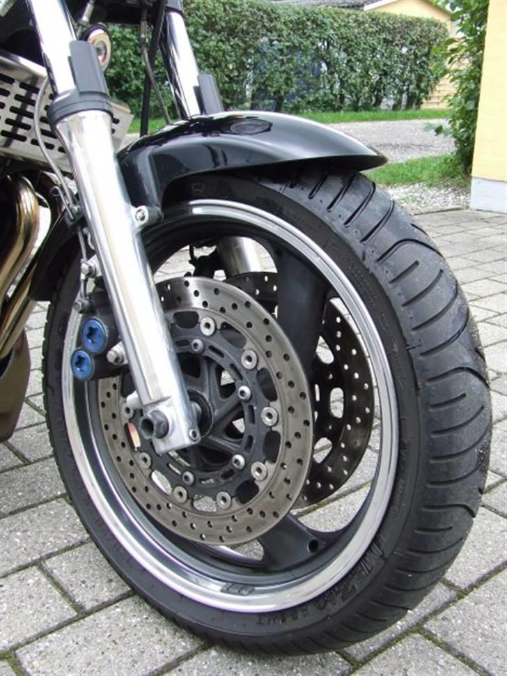 Yamaha XJR 1300 (solgt) - Poleret fælg og gaffelben + armerede bremseslanger (gav lidt mere bid og bedre føling med bremsen, både for og bag). billede 4