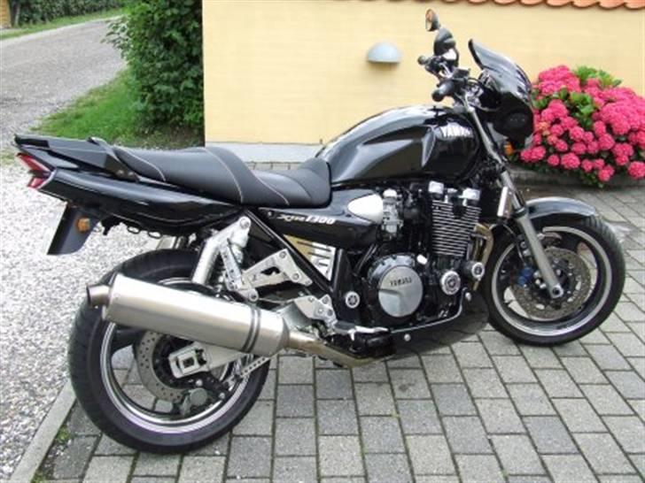 Yamaha XJR 1300 (solgt) - I midten kan skimtes det chrome sidedæksel-cover. Har desuden pillet det store Akrapovic-klistermærke af... så potten nu passer lidt bedre sammen med alt mit alu ;o) billede 7